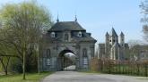 Der Weg ins Kloster Knechtsteden führt durch ein imposantes Torhaus.