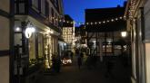 Restaurants und Geschäfte in der Altstadt erstrahlen abends im Lichterglanz.