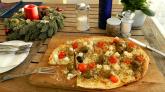 Hmmm...., Flammkuchen mit Oliven, Tomaten und Schafskäse.
