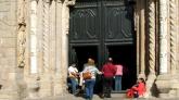 Natürlich sitzen auch hier, die vor spanischen Kirchen üblichen Bettler.