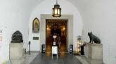 Die Eingangshalle verrät noch nichts vom prunkvollen Inneren des Aachener Dom.