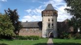 Dieser mächtige Torturm war im Mittelalter einziger Zugang zum Innenhof.