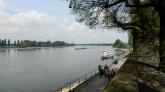 Kaiserswerther und Besucher promenieren hier gemütlich am Rhein entlang.