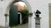 Neben dem Tor wacht der Jacobs Pilger des Bildhauers Bert Gerresheim.