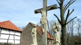 Kreuzwegstationen gibt es überall am katholischen Niederrein.