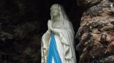 Andächtig betend schaut sie über die Besucher ihrer Grotte hinweg.