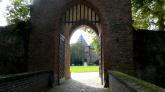 Durch ein mittelalterliches Tor betreten wir den Vorburg-Bereich.