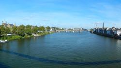 Ein Postkartenpanorama mit Servatiusbrücke und beiden Ufern der Maas.