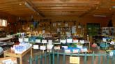 Im Verkaufsraum gibt es Honig, Nisthilfen und Infomaterial.