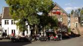 Das Schlosscafé liegt am historischen Marktplatz des alten Zons.