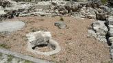 Die runden Bodenöffnungen sind Vorratsbehälter aus römischer Zeit.