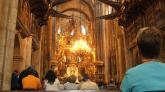 Unter dem prächtigen Altar ist die Gruft mit den Reliquien des Heiligen Jakobus.